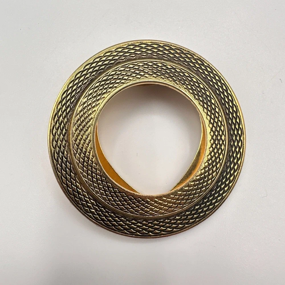 Vintage 80s 90s Lieba USA‎ Gold Tone Textured Round Scarf Clip Accessory Fashion